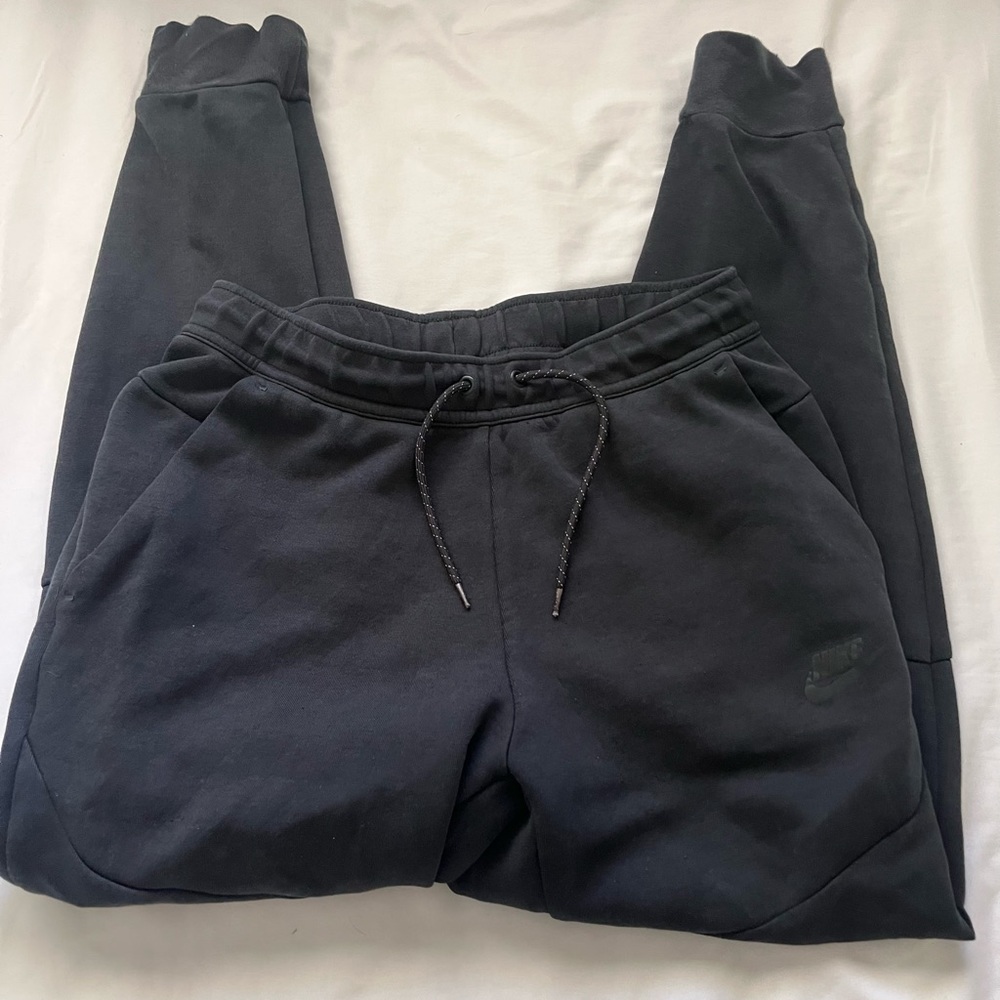 Black Nike tech sweatpants